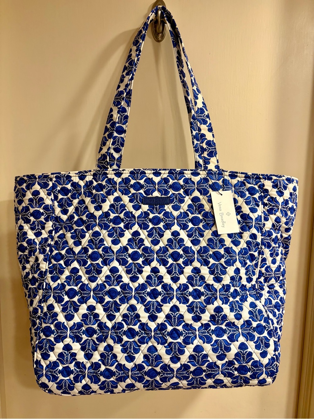 🇺🇸 NWT, Vera Bradley Cobalt Tile Quilted Tote AND Beach Towel Set - Picture 2 of 8